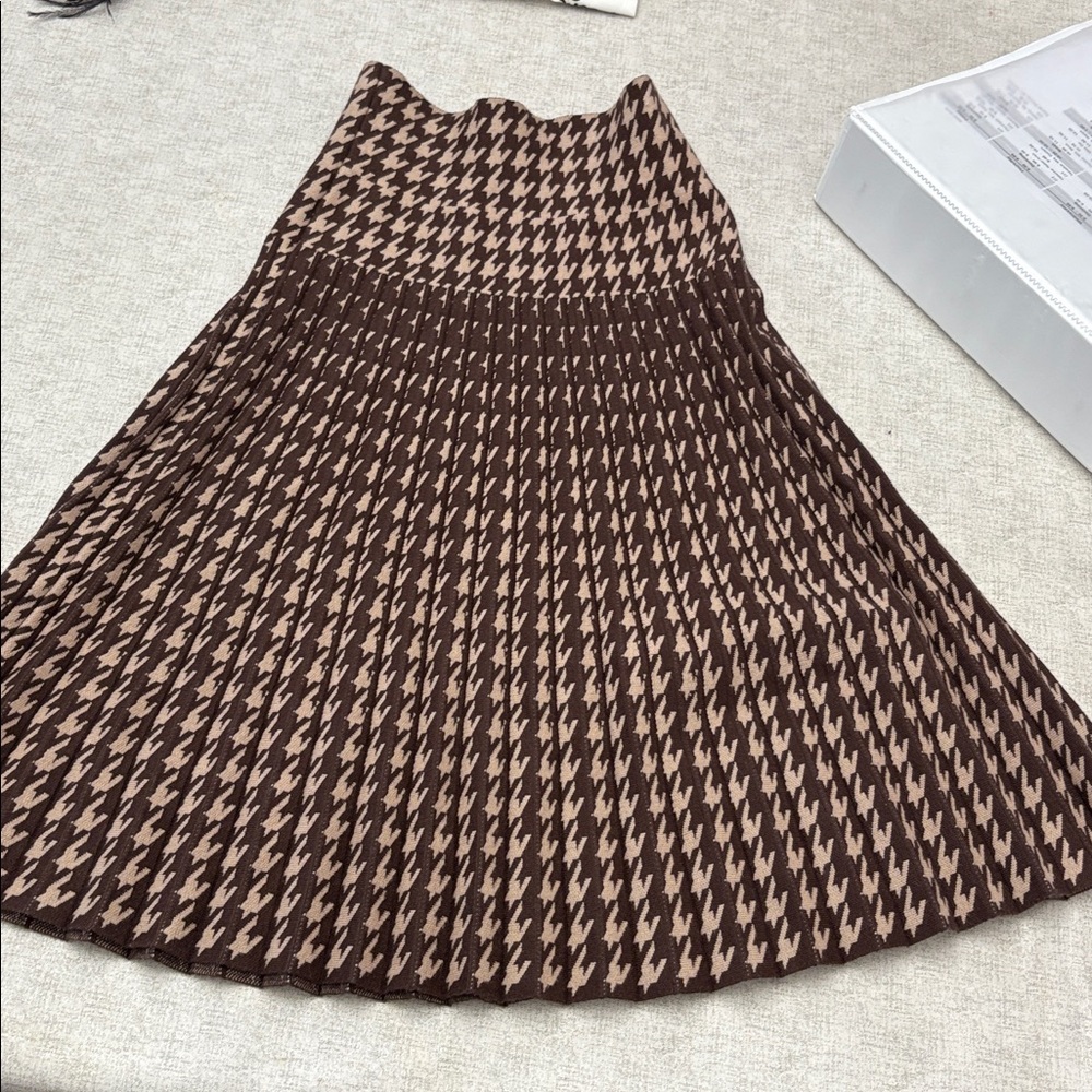 Chic Houndstooth Pleated Skirt